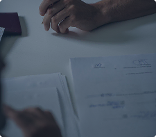 Personas firmando documentos