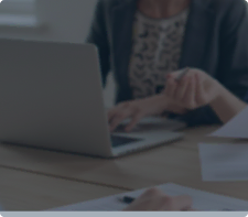 Personas escribiendo en portátil